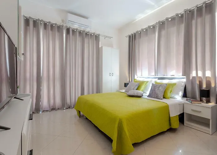 & - Free Parking Ντουμπρόβνικ